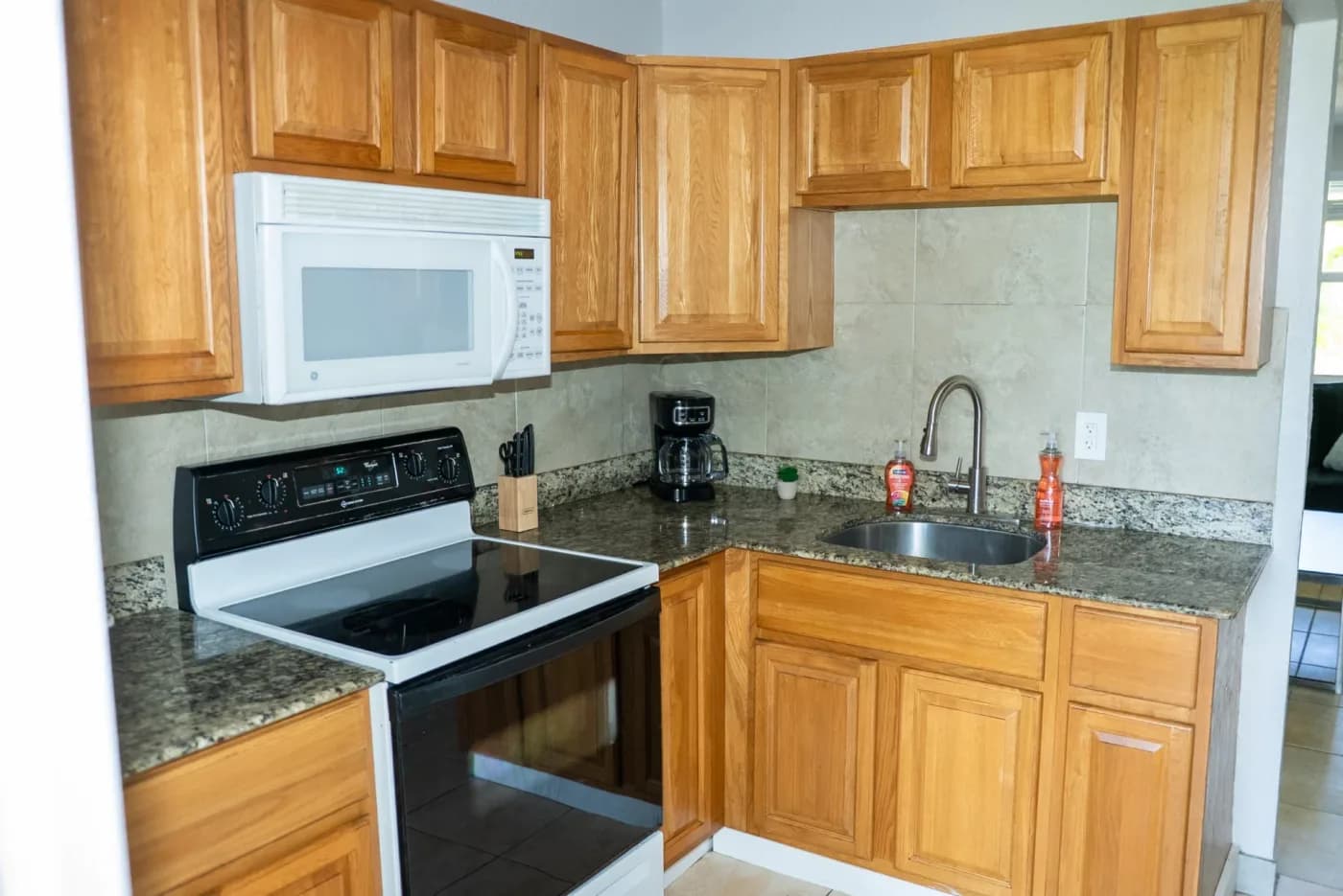 kitchen-stove-inside-sober-living-environment-renaissance-recovery-florida.webp