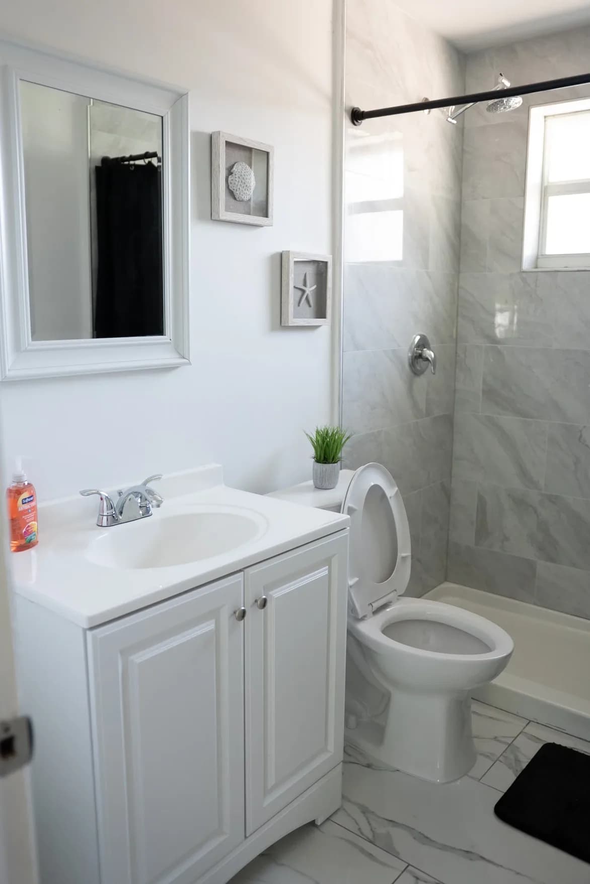 bathroom-inside-sober-living-environment-renaissance-recovery-florida.webp