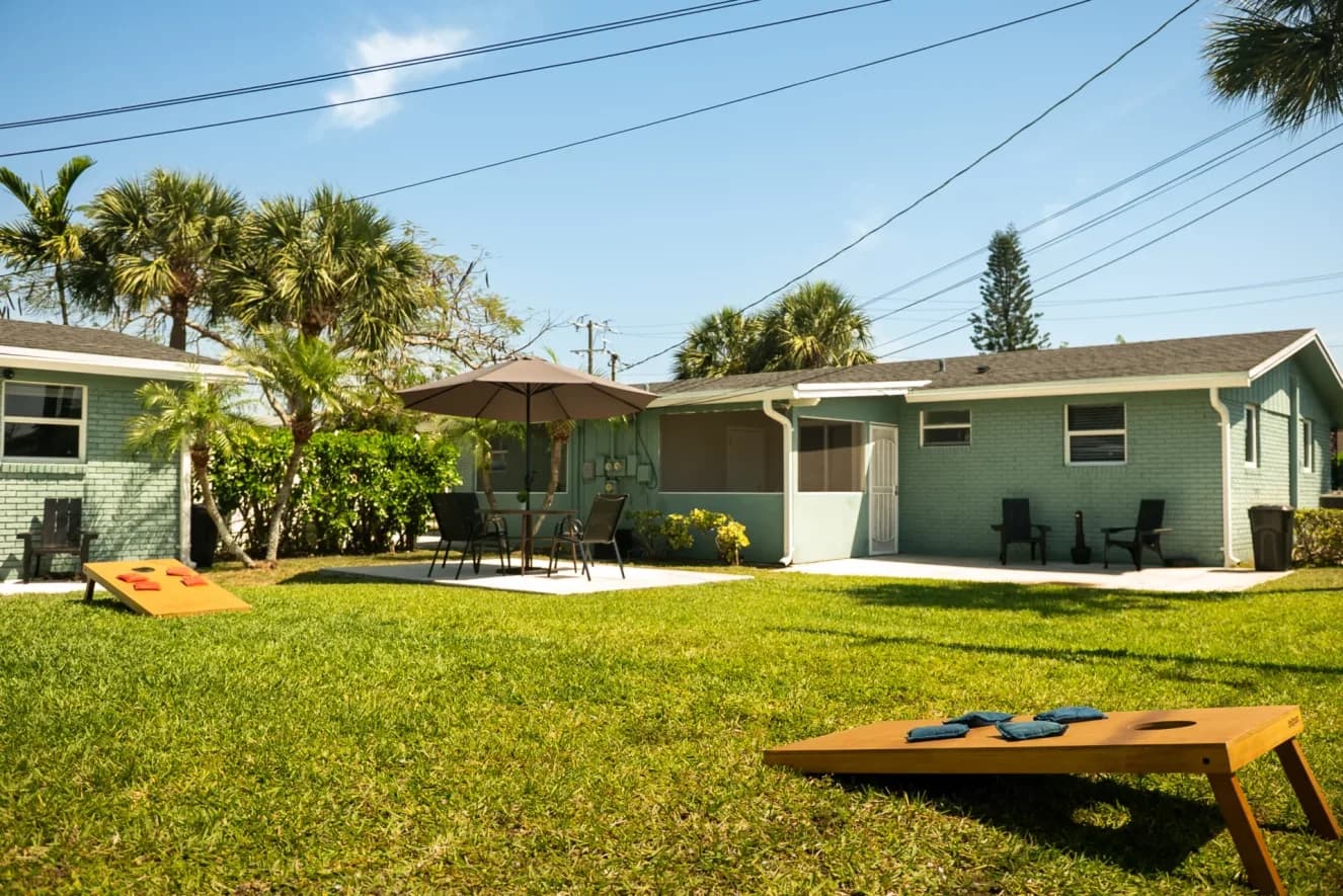 backyard-outside-sober-living-environment-left-view-renaissance-recovery-florida.webp
